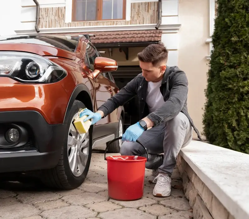 Lavage auto à domicile Saint-Igny-de-Roche : professionnel intervenant sur un véhicule